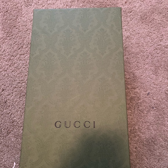 Paid 1,020 and only want 700$ comes with box and they were never worn. - Picture 5 of 5